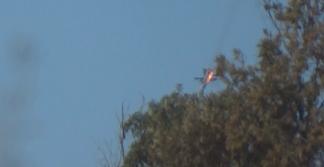 Momento del vídeo que muestra el avión de combate Su-24 en llamas.
