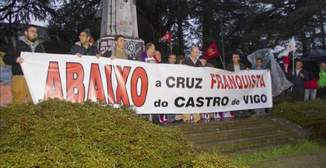Manifestación a favor del derribo de la cruz de O Castro, en Vigo.
