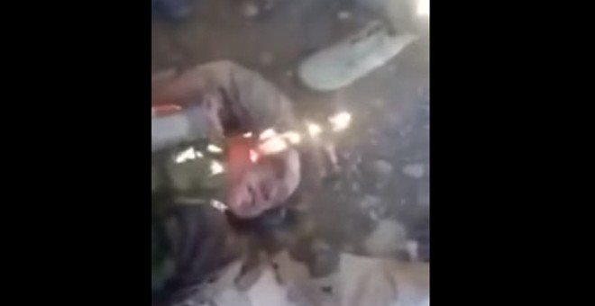 El cuerpo de piloto ruso tras caer en un zona dominada por rebeldes sirios. / (Captura de Youtube)