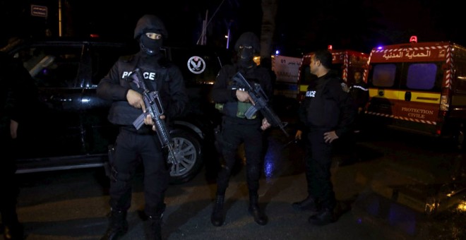 Policías y ambulancias, en el lugar del atentado en Túnez. REUTERS/Zoubeir Souissi