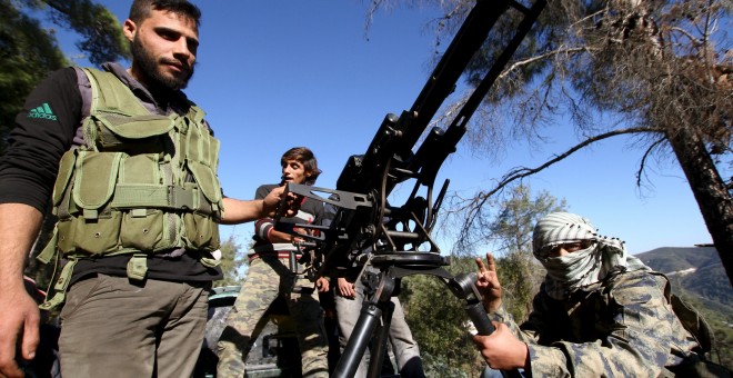 Combatientes turcomanos sirios  con un arma de artillería antiaérea cerca del pueblo sirio septentrional de Yamadi. REUTERS
