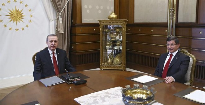 El presidente de Turquía, Recep Tayyip Erdogan, durante su reunión con su primer ministro, Ahmet Davutoglu, en Ankara. EFE