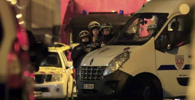 La Policía francesa toma posiciones tras uno de sus vehículos durante la operación en la que se ha liberado a los rehenes tomados por un grupo de atracadores. REUTERS/Pascal Rossignol
