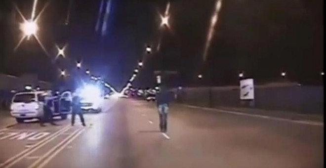 Captura de vídeo del disparo fatal al joven de 17 años Laquan McDonald en la ciudad de Chicago. / EFE
