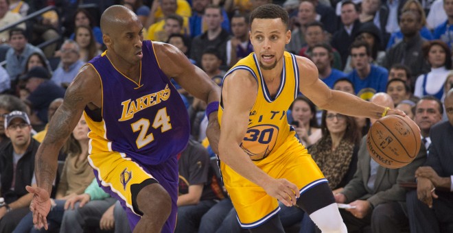 Stephen Curry, Warriors, intenta driblar a Kobe Bryant, Lakers. /REUTERS