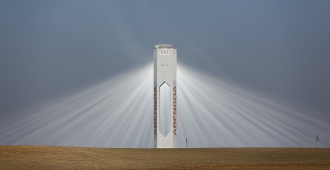 El logo de Abengoa en la torre de la planta solar Solucar, en la localidad de Sanlucar la Mayor, cerca de Sevilla. REUTERS/Marcelo del Pozo