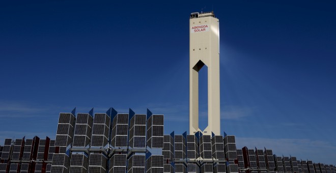 El logo de Abengoa en la torre de la planta solar Solucar, en la localidad de Sanlucar la Mayor, cerca de Sevilla. REUTERS/Marcelo del Pozo