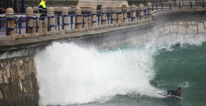 Un surfista en la playa del Sardinero de Santander. EFE