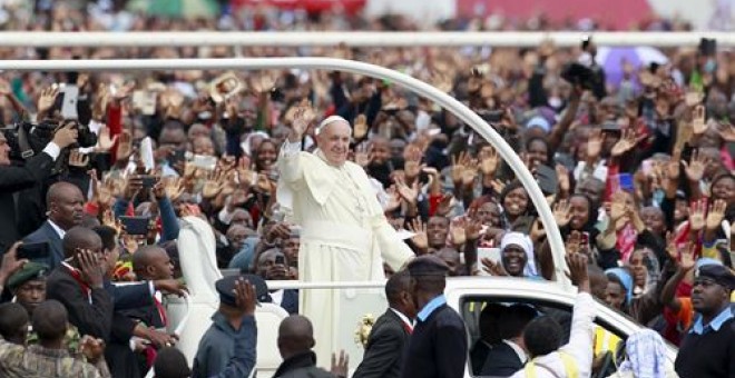 El Papa saluda a los ciudadanos. Thomas Mukoya / REUTERS