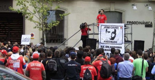 Familiares y amigos de José Couso concentrados ante la embajada de EEUU en Madrid para exigir justicia. EFE