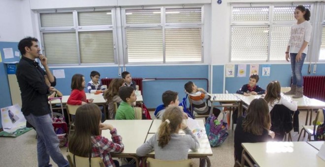 César Bona con sus alumnos de 5º de primaria en el colegio Puerta de Sancho, Zaragoza./ P&J