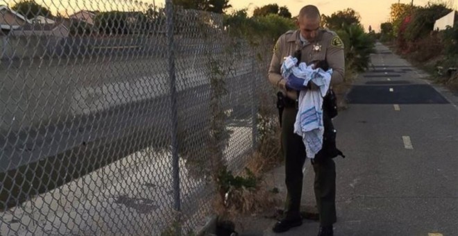 Rescatan en Los Ángeles a una recién nacida enterrada viva