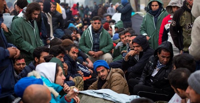 Refugiados iraníes protestan ante la frontera de Grecia con Macedonia al ser denegados el paso cerca de Gevegelija (Macedonia) hoy, 25 de noviembre de 2015. Macedonia, Serbia, Croacia y Eslovenia han establecido un criterio de selección entre los refugiaf