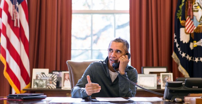 Obama hablando por teléfono desde el Despacho Oval el día de Acción de Gracias. /REUTERS