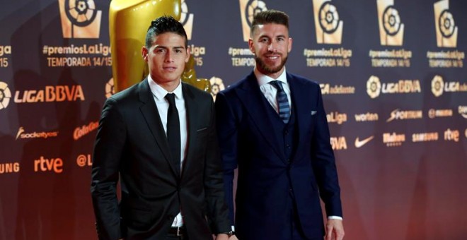 Los jugadores del Real Madrid, el colombiano James Rodriguez (i) y Sergio Ramos posan a su llegada a la gala de los premios de La Liga. /EFE