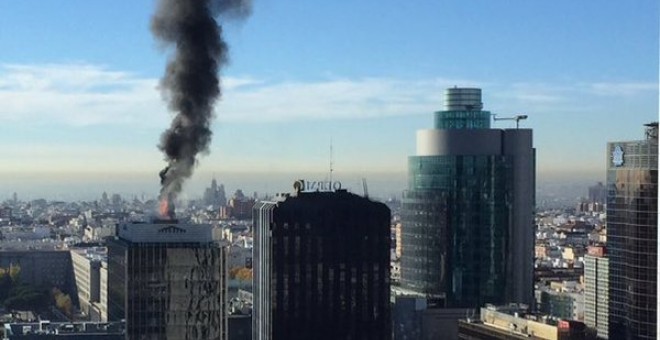 Imagen del incendio en la azotea de un edificio en Azca, Madrid. @EricFrattini