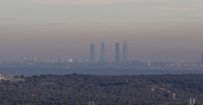 Vista del martes de la capa de contaminación que cubre la ciudad de Madrid. EFE