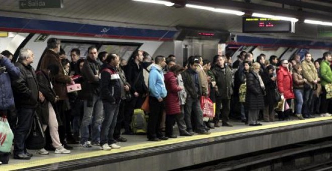 Gente esperando en el andén de la estación de metro de Sol