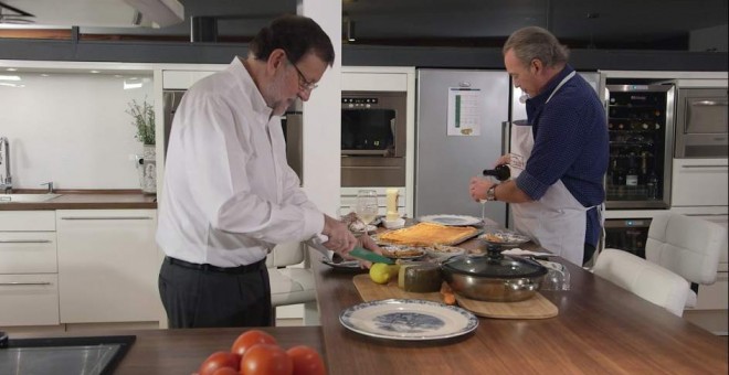 Rajoy cocinando unos mejillones al vapor con Bertín. /RTVE
