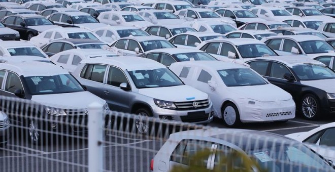 Vehículos Volkswagen importados en el puerto de Pyeongtaek en Corea del Sur. EFE
