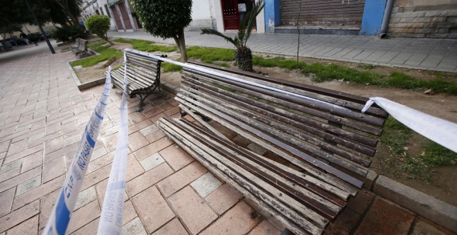 Vista del banco donde ha muerto un hombre de edad avanzada  en Alicante al caerle encima una mujer que se precipitó desde un balcón, quien ha sido trasladada a un hospital al resultar herida. EFE/Manuel Lorenzo