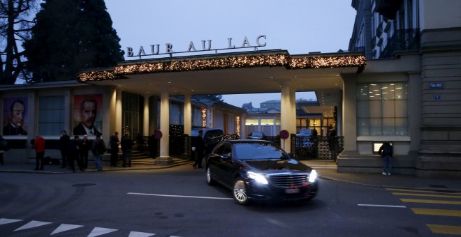 Un coche sale por la puerta principal del hotel Baur au Lac de Zúrich. /REUTERS
