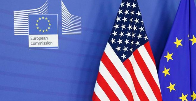 Las banderas de EEUU y de la UE, en la sede de la Comisión Europea, en Bruselas. REUTERS