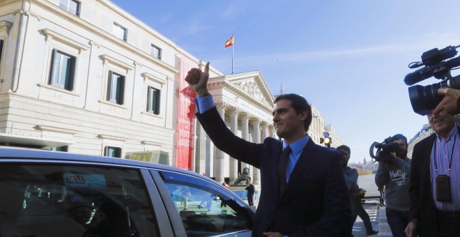 El candidato de Ciudadanos a presidente del Gobierno, Albert Rivera, a su llegada a las XIX jornadas de puertas abiertas del Congreso de los Diputados. EFE/Fernando Alvarado