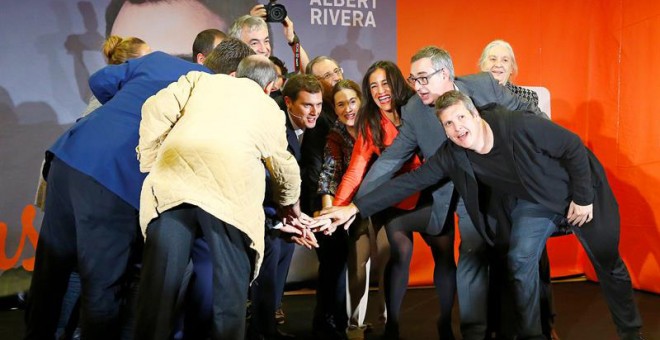 El candidato a la presidencia del Gobierno de Ciudadanos, Albert Rivera, y otros miembros del partido durante el acto de inicio de campaña para las elecciones generales celebrado esta noche en Madrid. EFE/J.P. Gandul