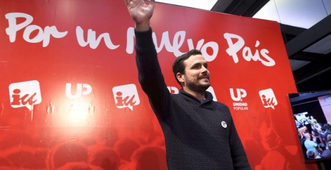 El candidato de IU-Unidad Popular, Alberto Garzón, a su llegada al acto previo al inicio de la campaña electoral que la coalición de izquierdas celebra esta noche en Madrid. EFE / Kiko Huesca.