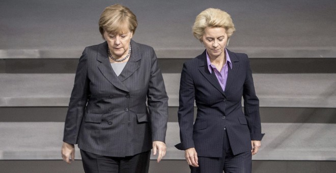 La canciller alemana, Angela Merkel, y su ministra de Defensa, Ursula von der Leyen, llegan al debate sobre el envío de una misión militar contra el Estado Islámico.- EFE