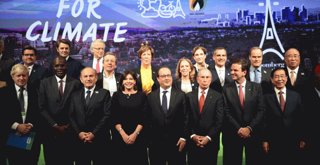 El presidente galo, François Hollande, posa para una foto de familia junto a varios alcaldes durante la cumbre sobre el clima para líderes locales que tiene lugar en el marco de la COP21 en París. EFE