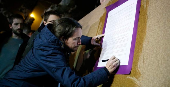 Pablo Iglesias firma en Zamora la carta que ha dirigido a los ciudadanos. / EFE