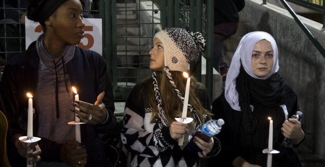 Varias personas participan en una vigilia en memoria de las víctimas del tiroteo en San Bernardino, California (EEUU). EFE/Eugene Garcia