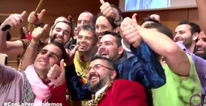 Los chirigoteros haciéndose un 'selfi' con Pablo Iglesias