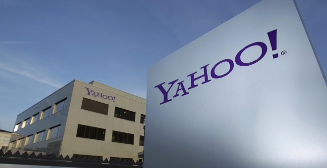El logo de Yahoo en la sede del portal en Ginebra. REUTERS/Denis Balibouse