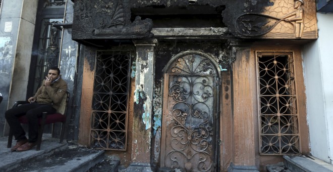 Un policía junto a la entrada del restaurante que fue atacado con un cóctel molotov por un empleado despedido. REUTERS/Mohamed Abd El Ghany