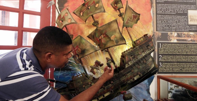 Un turista observa una réplica del Galeón San José. EFE/RICARDO MALDONADO