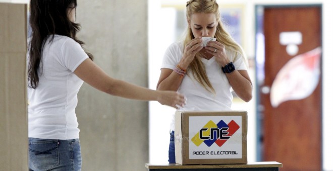 Lilian Tintori, mujer de Leopoldo López, vota en Caracas. REUTERS/Marco Bello
