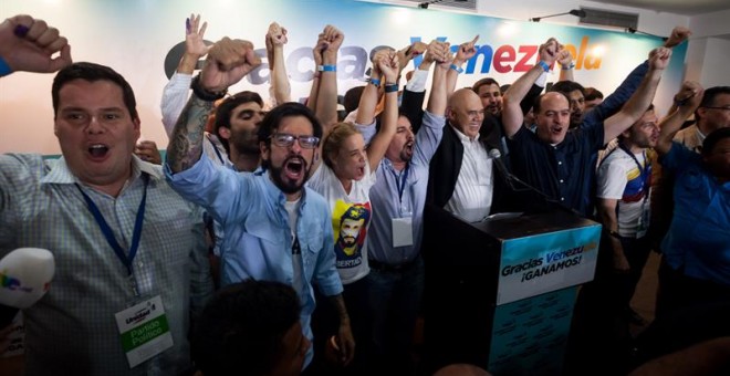 Miembros de la coalición opositora Mesa de Unidad Democrática Celebran la victoria en la ciudad de Caracas (Venezuela)./ EFE