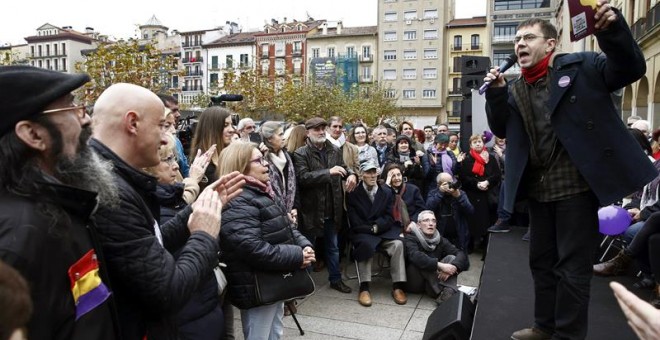 El cofundador de Podemos, Juan Carlos Monedero, durante un acto electoral de su fundación que ha tenido lugar en la Plaza del Castillo, en Pamplona. EFE/Jesús Diges