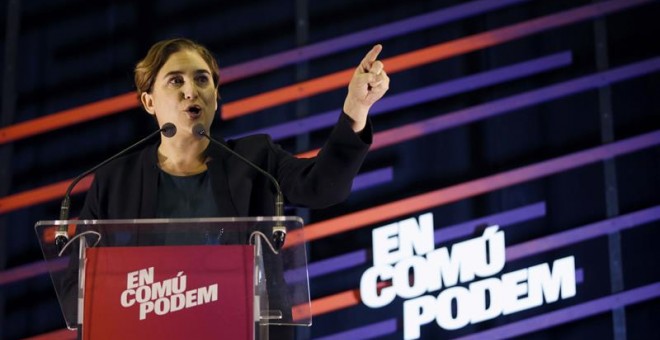 La alcaldesa de Barcelona, Ada Colau, durante su intervención en el acto electoral que 'Podemos' ha celebrado esta tarde en la localidad barcelonesa de L'Hospitalet de Llobregat. EFE / Alejandro García.