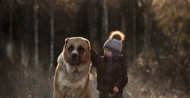 Imagen de un niño con su mascota. EUROPA PRESS