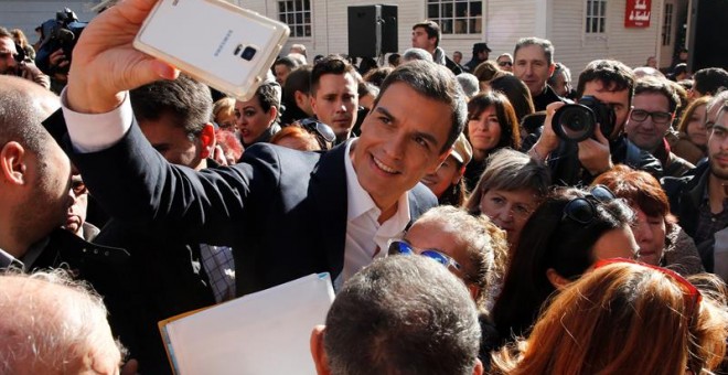 Pedro Sánchez se hace un selfie con simpatizantes en el acto que ha tenido en Callao. /EFE