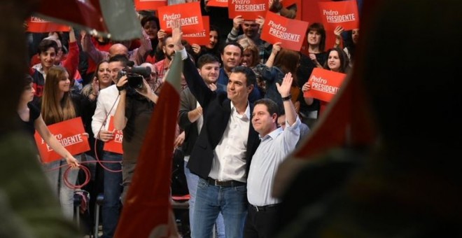 El presidente de Castilla-La Mancha y secretario general del PSOE en la región, Emiliano García-Page, junto al candidato socialista a presidir el Gobierno, Pedro Sánchez. EP