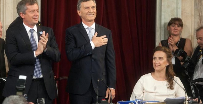 El presidente electo argentino, Muricio Macri (c), con la mano en el pecho hoy, jueves 10 de diciembre de 2015, durante su ceremonia de investidura en el Congreso, en Buenos Aires (Argentina). EFE