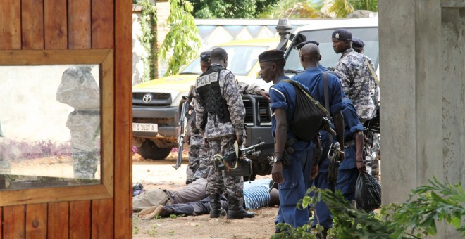 La policía de Burundi registra a sospechosos después de recuperar municiones, cerca del lago Tanganica en la capital Bujumbura, 09 de diciembre de 2015. REUTERS / Jean Pierre Aimé Harerimana