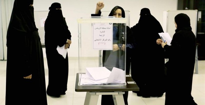 Mujeres saudíes emitieron su voto en un colegio electoral en las elecciones municipales del Kigdom , en Riad, Arabia Saudita. EFE