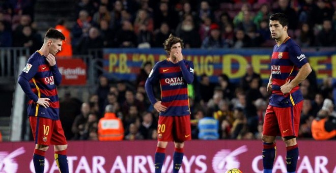 Los jugadores del FC Barcelona Loe Messi, Sergi Roberto y Luis Suárez muestran su decepción después de empatar 2-2 el RC Deportivo. EFE