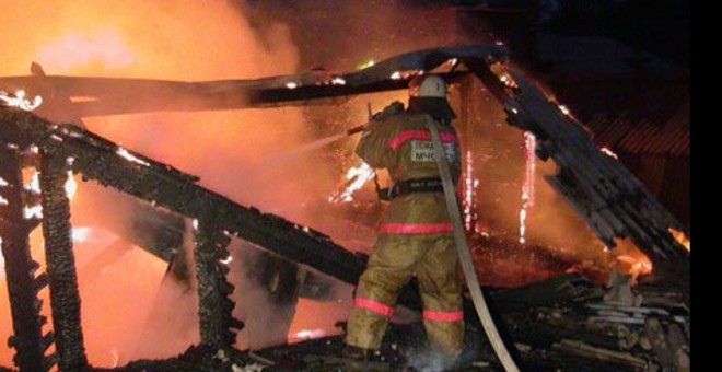 Un bombero trata de sofocar las llamas del hospital incendiado.- TWITTER.
